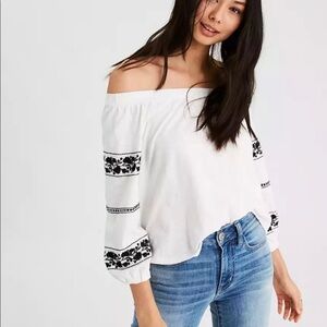NWT AE American Eagle off the shoulder embroidered sleeve T-shirt size m…
